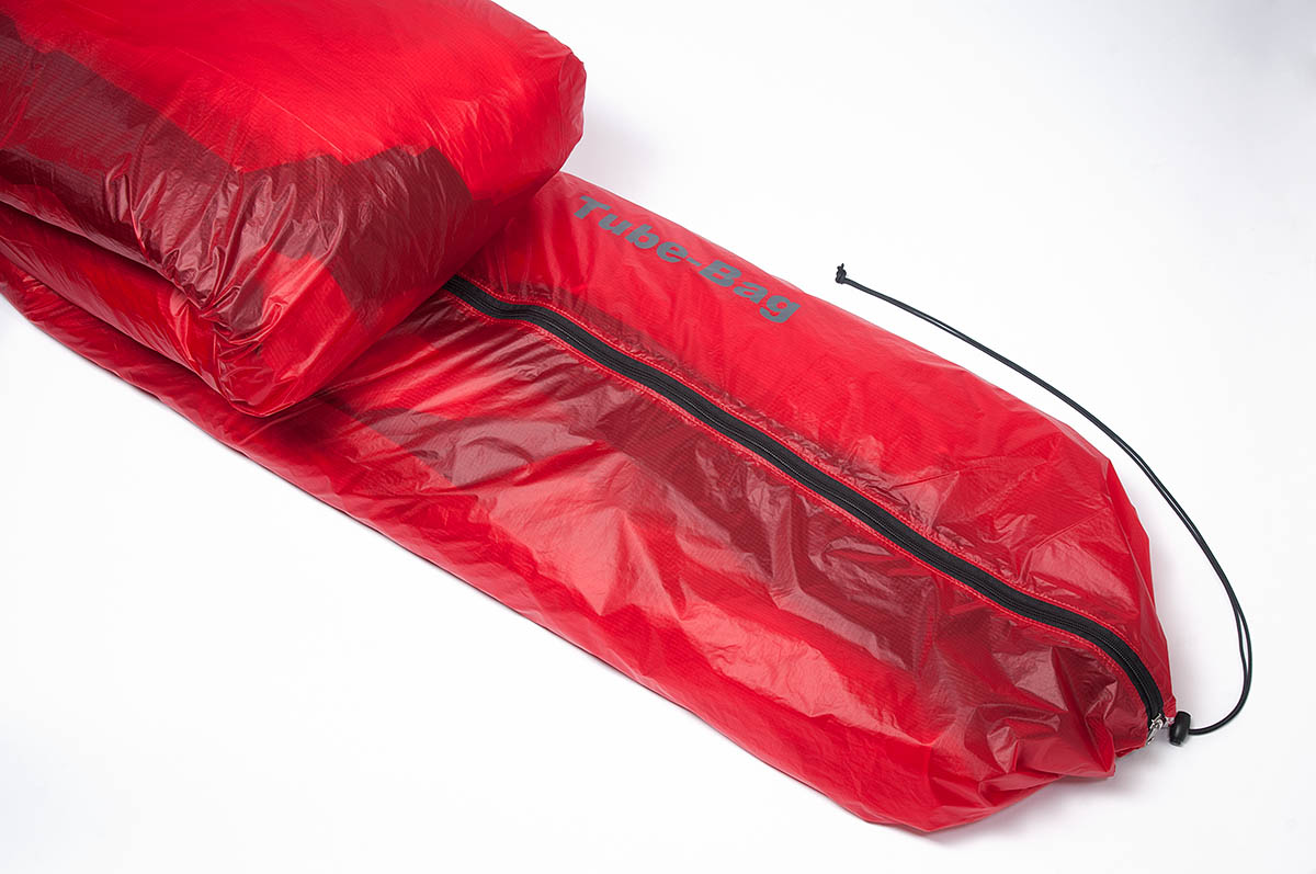 den Tube Bag zusammen falten damit die Luft entweicht