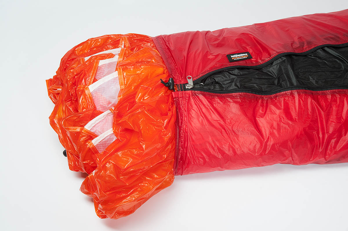 Tube Bag über den Gleitschirm ziehen